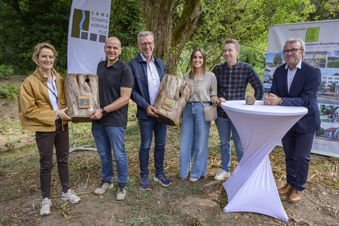 Spieser Mühlenbach: Mehr Raum für Wasser, Natur und Landschaft Gruppenfoto am Spieser Mühlenbach mit fünf Personen. Nicole Büsing, Michael Boes, Sebastian Thul, Laura Heilbrunn, Bernd Huf und Markus Kissenbeck beim Abschlusstermin zur Renaturierung des Spieser Mühlenbachs